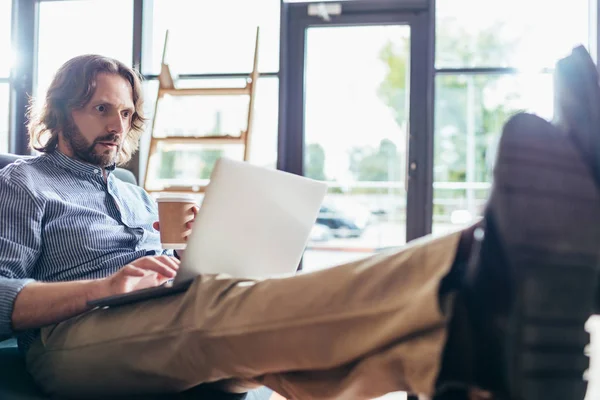 Hombre usando ordenador portátil — Stock Photo