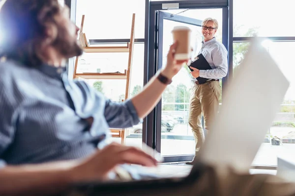 Uomini d'affari che lavorano e parlano nel caffè — Foto stock