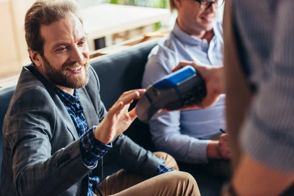 Persone che utilizzano il terminale di pagamento — Foto stock