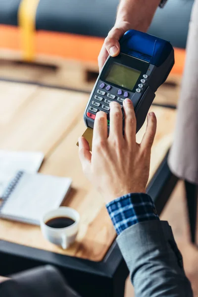 Pessoas que utilizam o terminal de pagamento — Fotografia de Stock