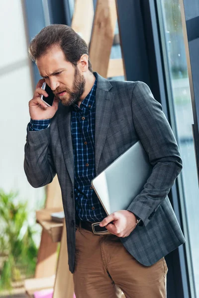 Uomo che parla su smartphone — Foto stock