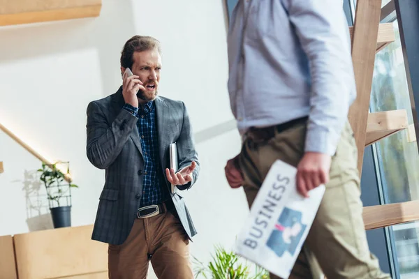 Hombre de negocios enojado hablando en smartphone - foto de stock