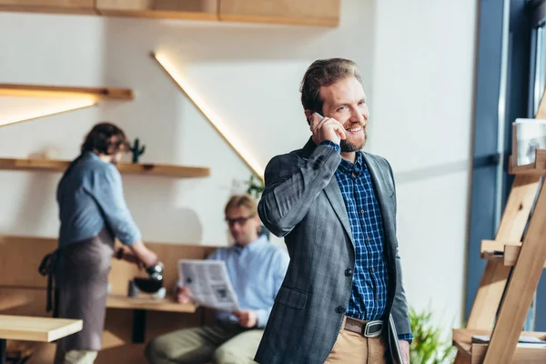 Businessman talking on smartphone — Stock Photo