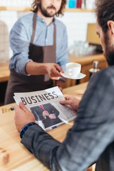 Empresario leyendo periódico — Stock Photo