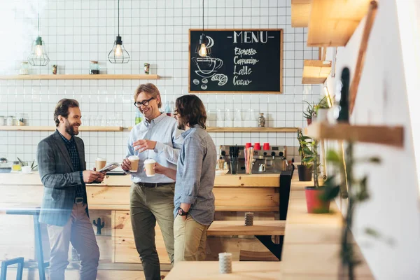 Hommes d'affaires buvant du café au café — Photo de stock