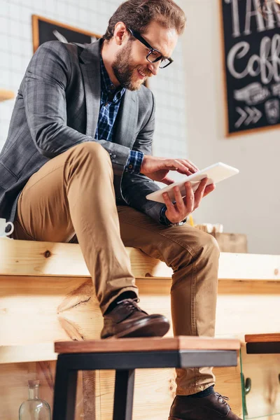 Homme d'affaires utilisant une tablette numérique — Photo de stock