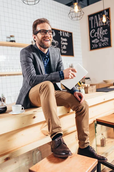 Geschäftsmann mit digitalem Tablet — Stockfoto