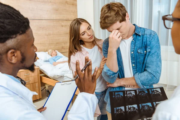 Frau tröstet Freund — Stockfoto