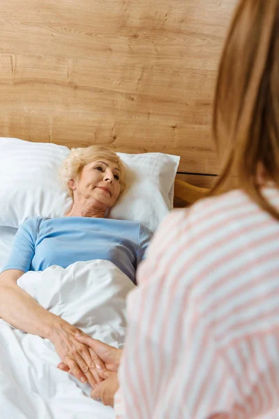 Malade femme âgée au lit — Photo de stock