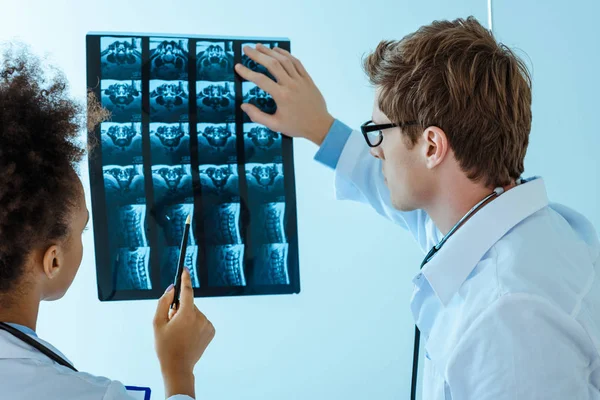 Médicos examinando rayos X - foto de stock