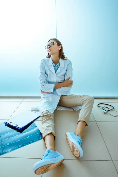 Arzt sitzt im Krankenhausflur — Stockfoto