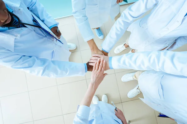 Médicos tomados de la mano - foto de stock