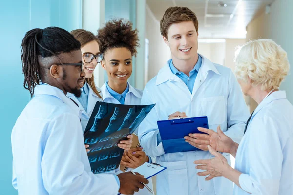 Pasantes médicos escuchando al profesor - foto de stock