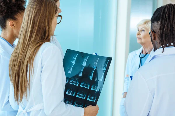 Pasantes médicos escuchando al profesor - foto de stock