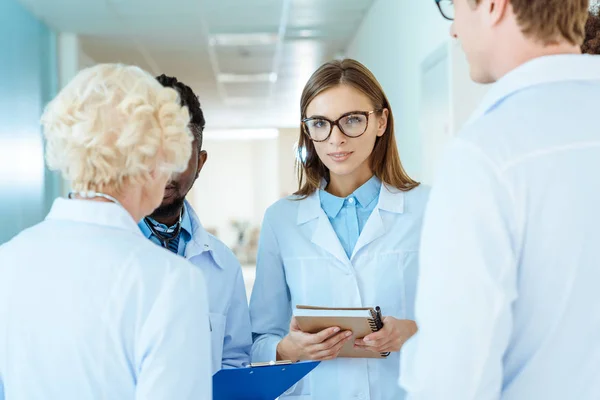 Médicos discutiendo trabajo — Stock Photo