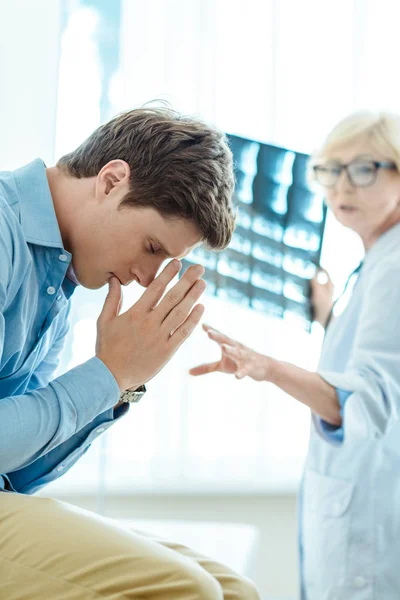 Jeune homme déçu par le diagnostic — Photo de stock