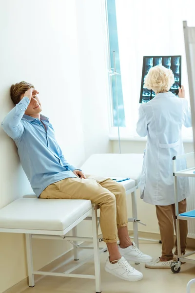 Молодий чоловік розсіяний своїм рентгенівським аналізом — стокове фото