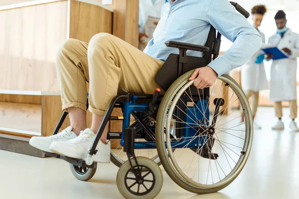 Hombre discapacitado en el hospital - foto de stock