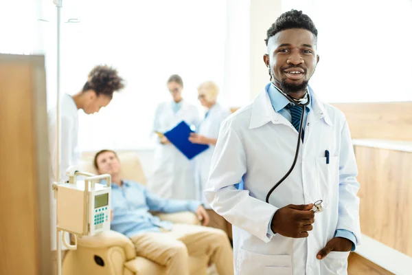 Junger afrikanisch-amerikanischer Arzt im Krankenhaus — Stockfoto