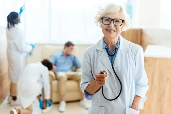 Médecin principal avec stéthoscope — Photo de stock