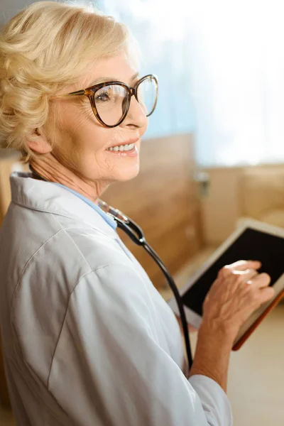Medico senior con tablet digitale — Foto stock