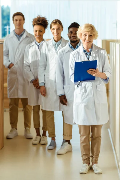 Groupe multiracial de médecins — Photo de stock