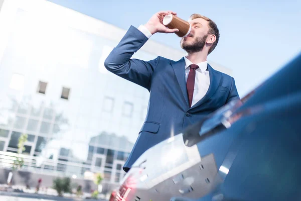 Hombre de negocios beber café en el coche — Stock Photo