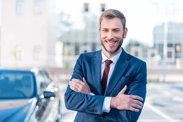 Homme d'affaires aux bras croisés — Photo de stock