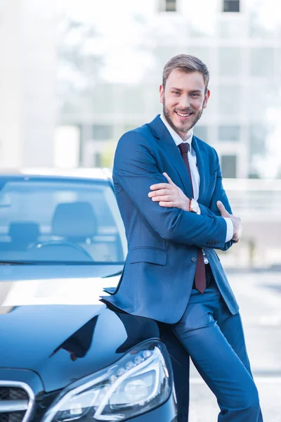 Sonriente hombre de negocios en coche - foto de stock