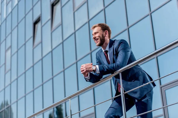 Homme d'affaires élégant en costume — Photo de stock