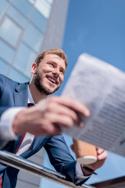 Hombre de negocios con estilo con periódico - foto de stock