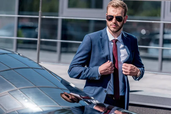 Homme d'affaires en costume à la voiture — Photo de stock