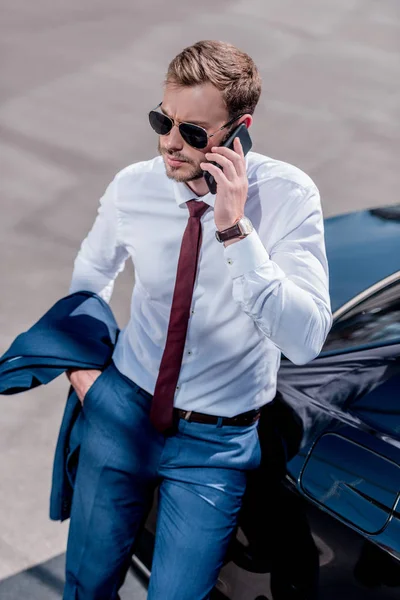 Бізнесмен говорить на смартфоні — стокове фото