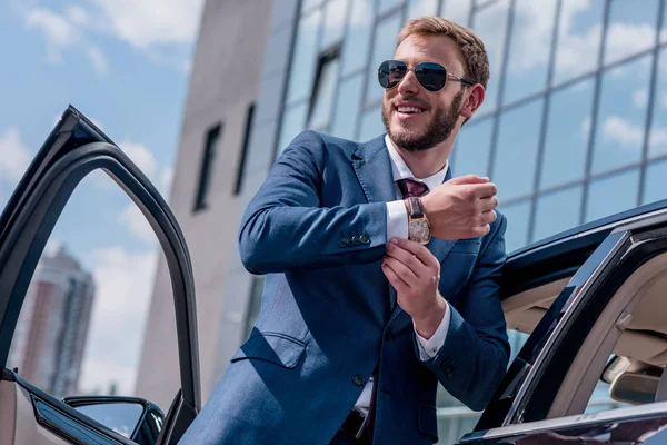 Hombre de negocios elegante en el coche - foto de stock