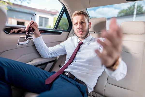 Бізнесмен на задньому сидінні автомобіля — стокове фото
