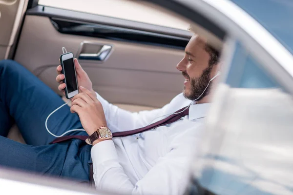 Homme écoutant de la musique en voiture — Photo de stock