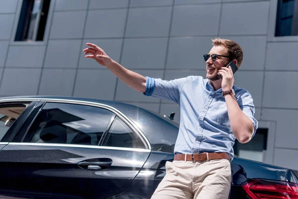 Man with smartphone at car — Stock Photo
