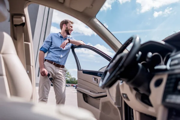 Mann steht neben Auto — Stockfoto