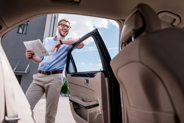 Hombre de pie cerca del coche - foto de stock