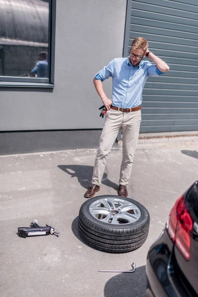 Mann wechselt Autoreifen — Stockfoto