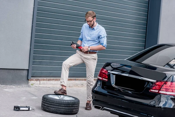 Man changing car tire — Stock Photo