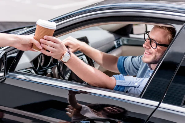 Uomo con caffè in macchina — Foto stock