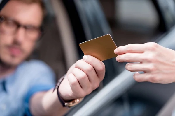 Mann bezahlt mit Kreditkarte — Stockfoto