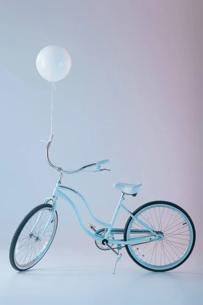 Fahrrad mit weißem Luftballon — Stockfoto