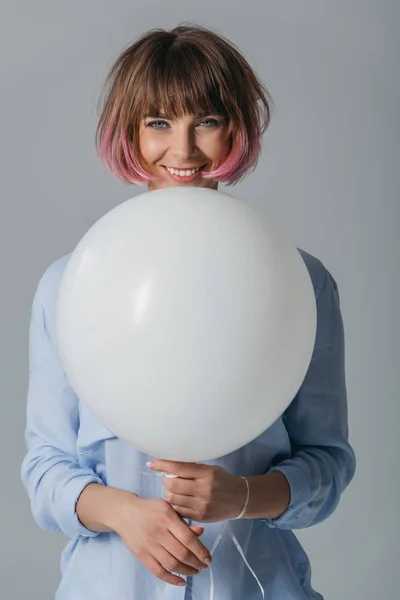 Chica feliz con globo blanco - foto de stock