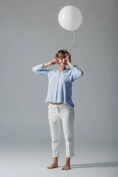 Glückliches Mädchen mit Luftballon — Stockfoto