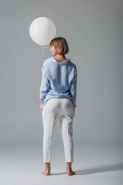 Menina com balão branco — Fotografia de Stock