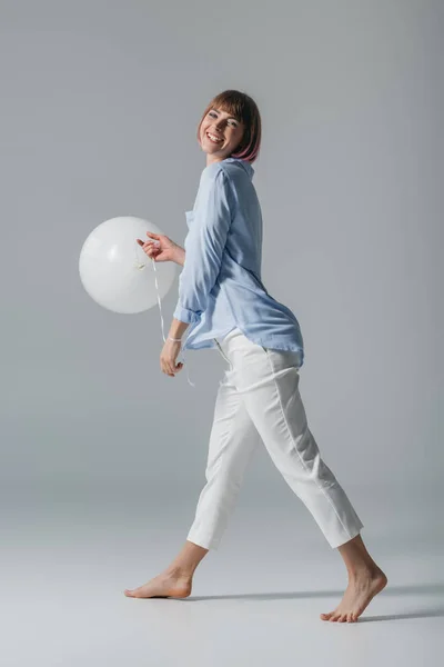 Счастливая девушка с воздушным шаром — стоковое фото