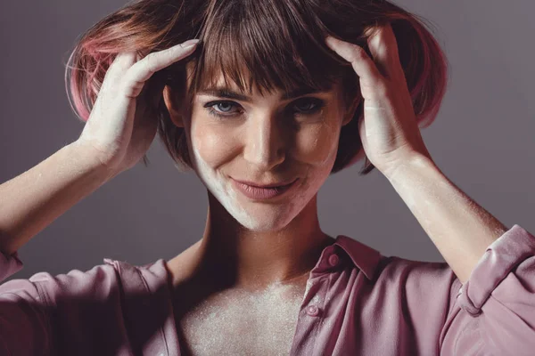 Fille avec de la poudre sur les mains — Photo de stock