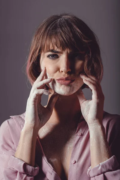 Chica con polvo en las manos - foto de stock